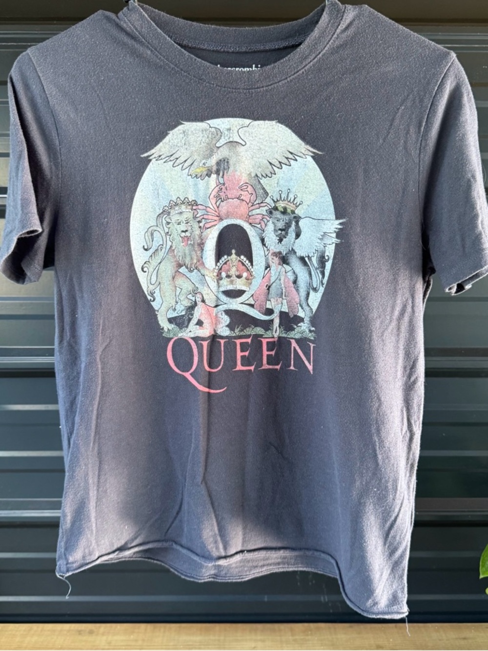 Uni Queen Band Graphic Tee - Black with Pink/Gray Crest